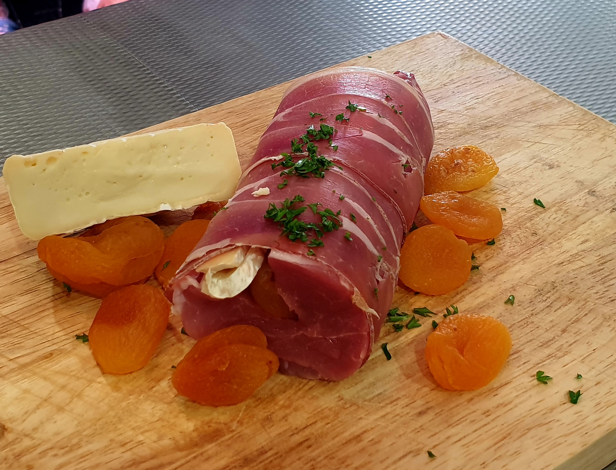 Apricot and Camembert Pork Fillet Wrapped in Prosciutto (325 gram